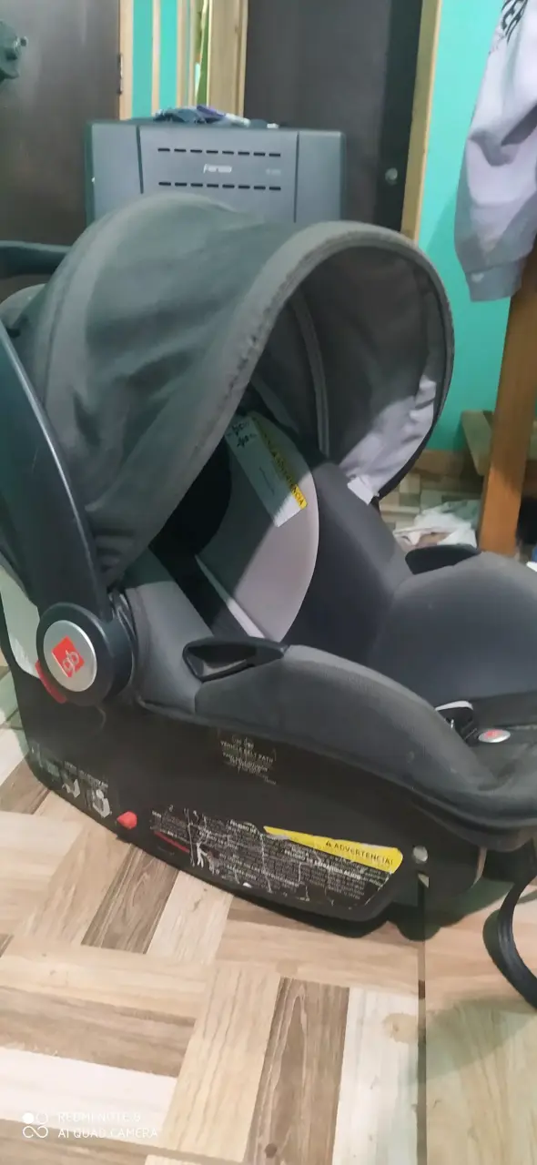 Silla de auto para bebé gris y negra - 2