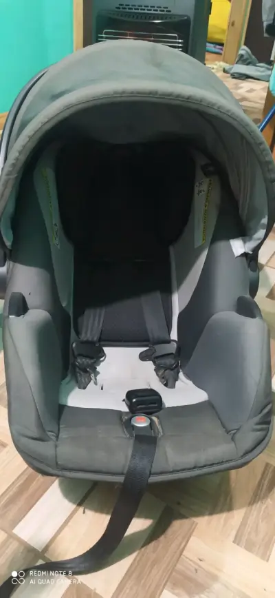 Silla de auto para bebé gris y negra - miniatura 3