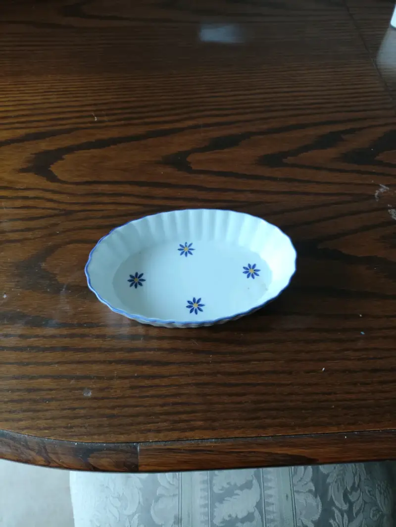 Plato de cerámica con diseño floral