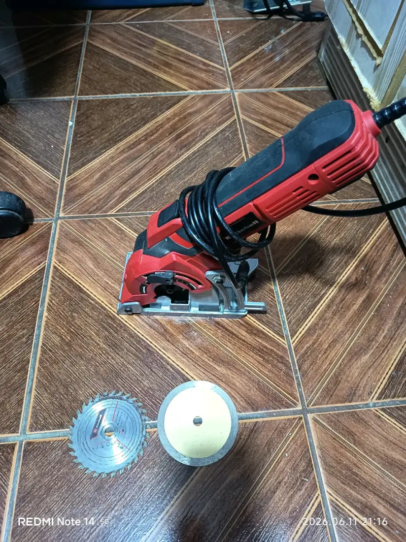 Sierra circular eléctrica roja
