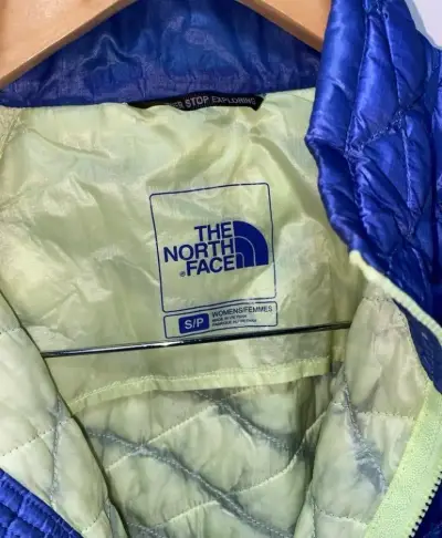 Chaqueta acolchada azul con cierre verde - miniatura 3