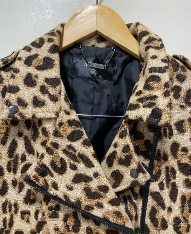 Chaqueta de mujer con estampado animal print Alani - 2