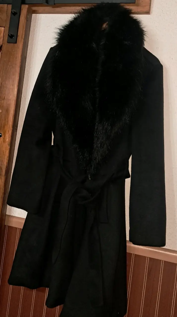 Abrigo negro con cuello de piel sintética