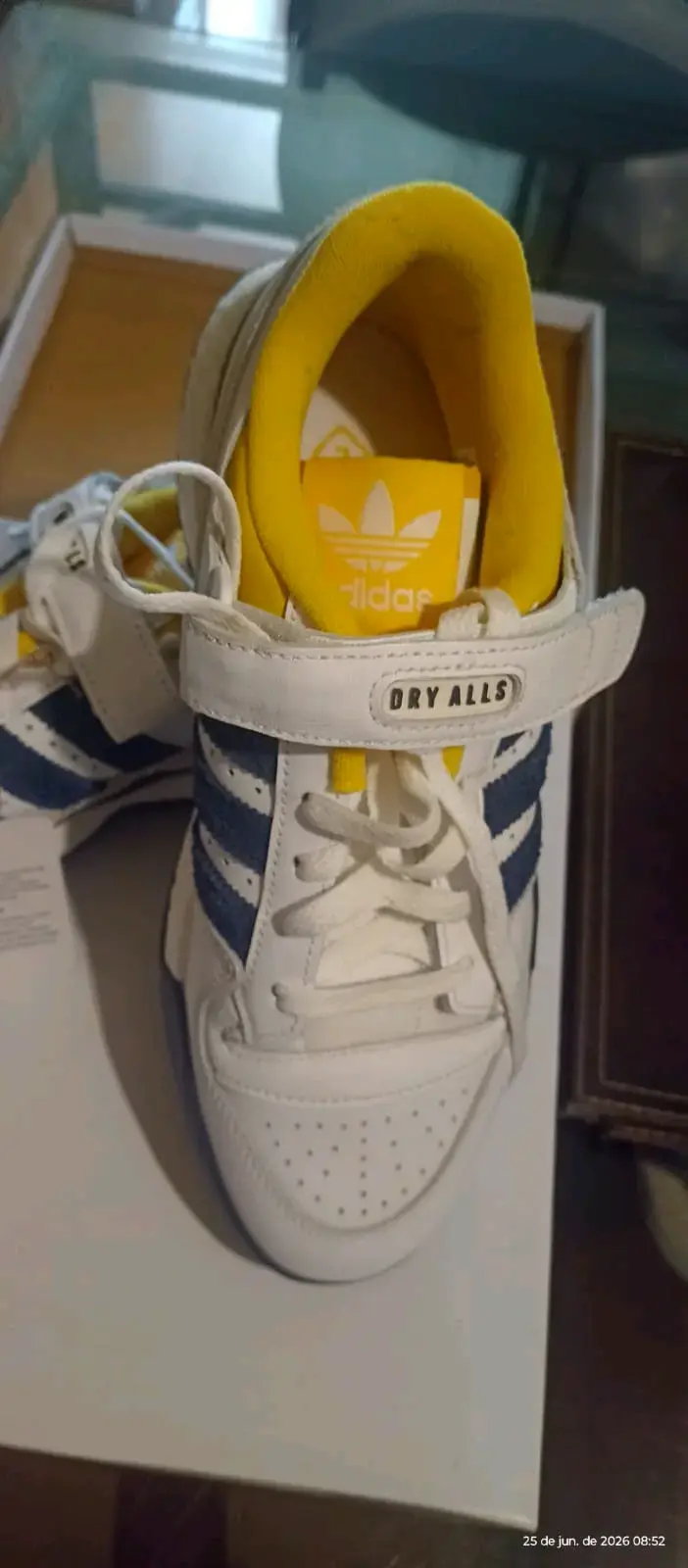 Zapatillas Adidas Forum Low blancas y amarillas - 2