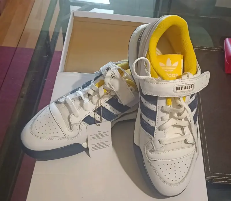 Zapatillas Adidas Forum Low blancas y amarillas - 4