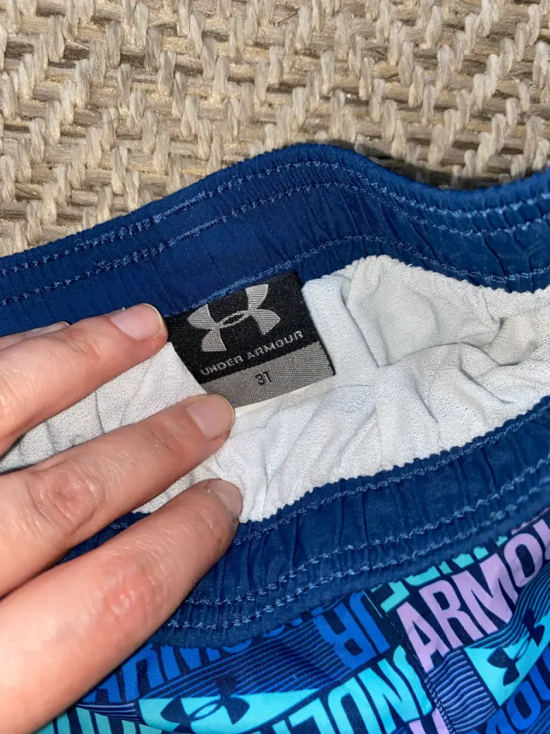 Shorts deportivos Under Armour azul estampado - 3