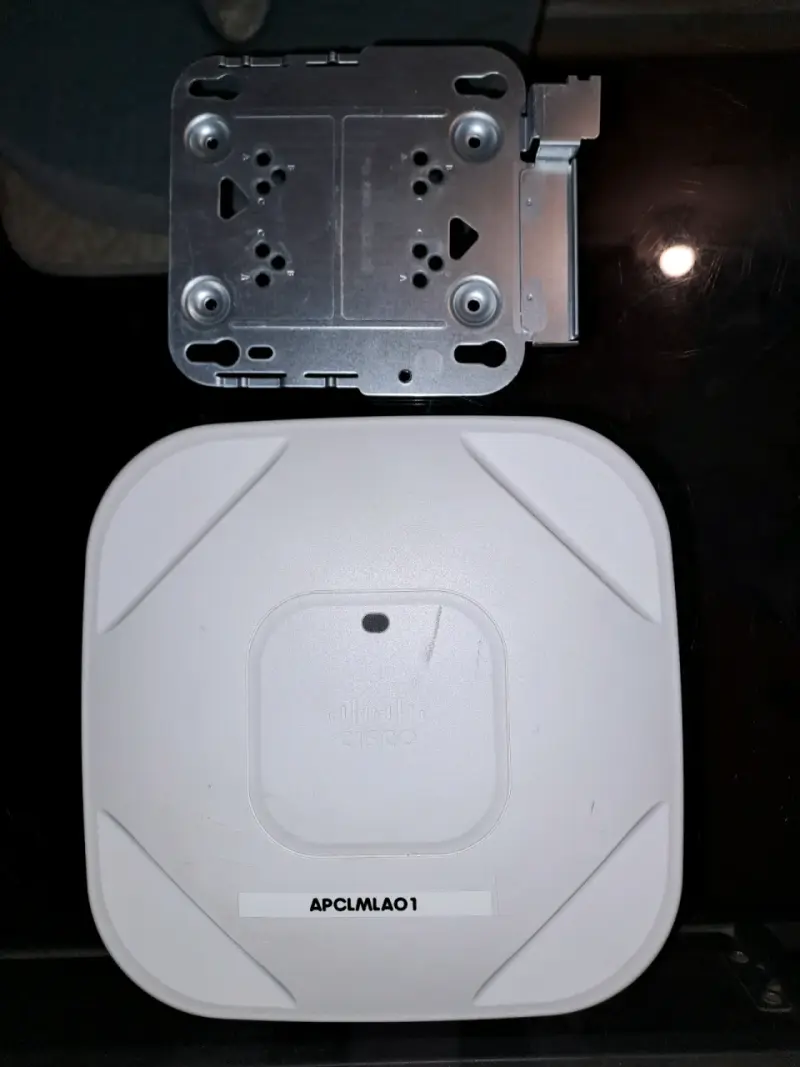 Punto de acceso Cisco con soporte de montaje - 1