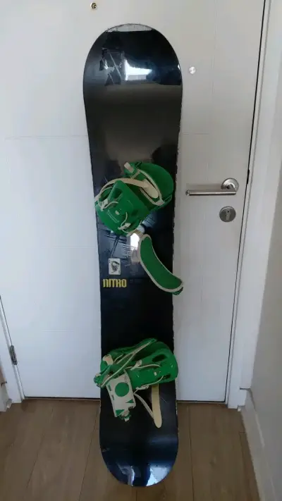 Tabla de snowboard Nitro con fijaciones y botas - miniatura 1