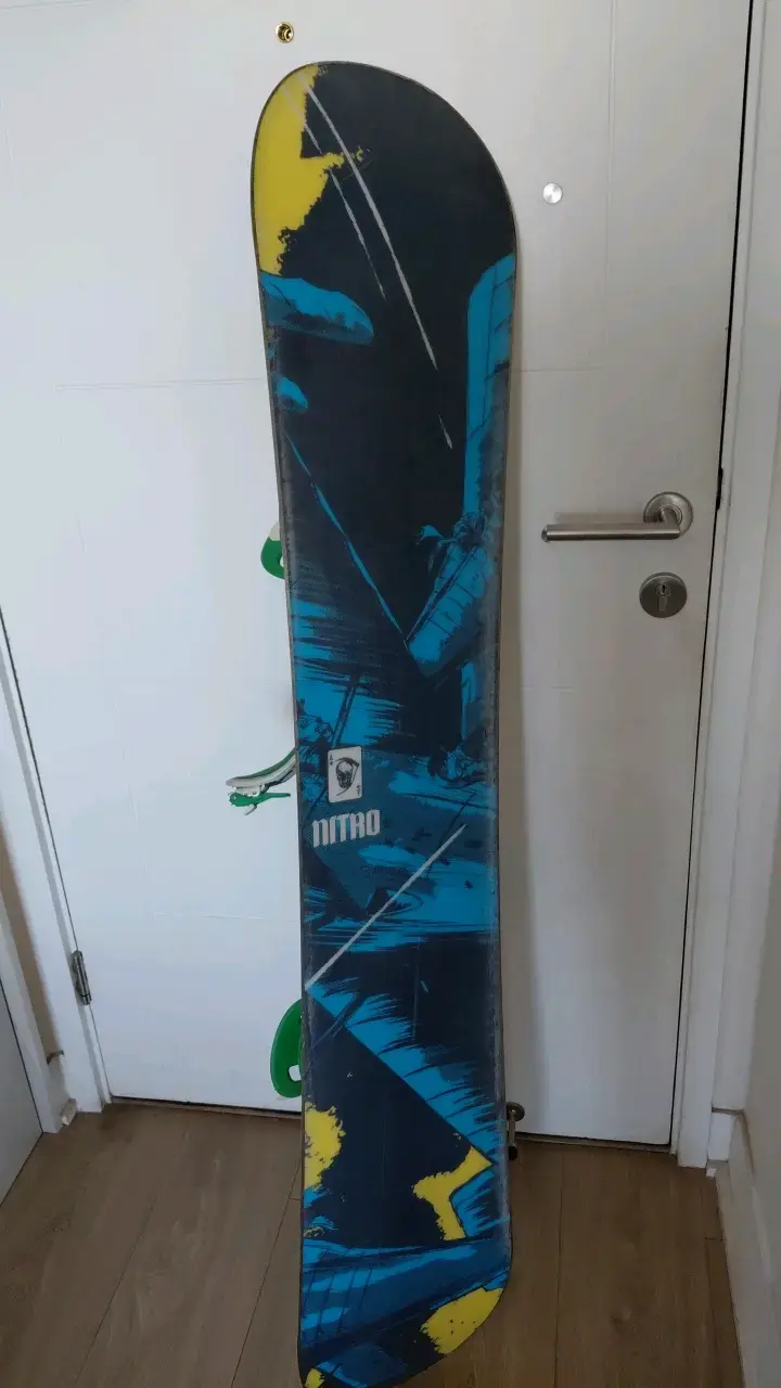 Tabla de snowboard Nitro con fijaciones y botas - 2