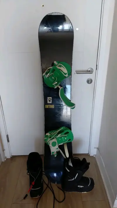 Tabla de snowboard Nitro con fijaciones y botas - miniatura 3