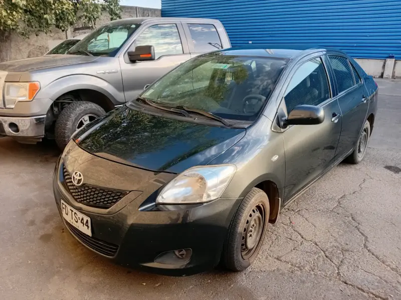 Toyota Yaris sedán 2013 modelo basico S/A - 1