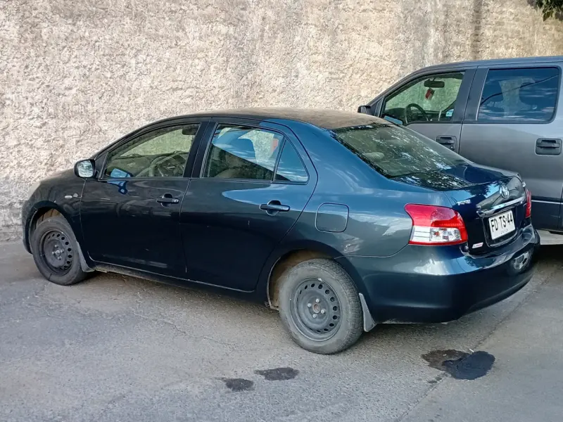 Toyota Yaris sedán 2013 modelo basico S/A - 2
