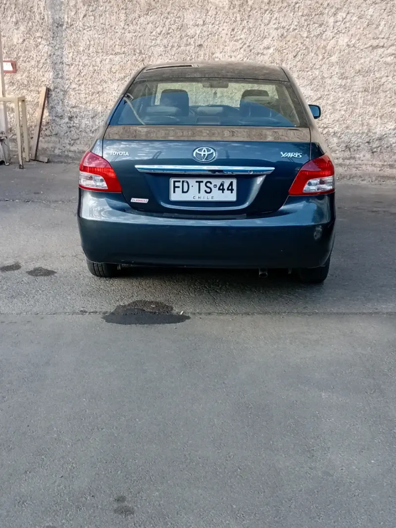 Toyota Yaris sedán 2013 modelo basico S/A - 3