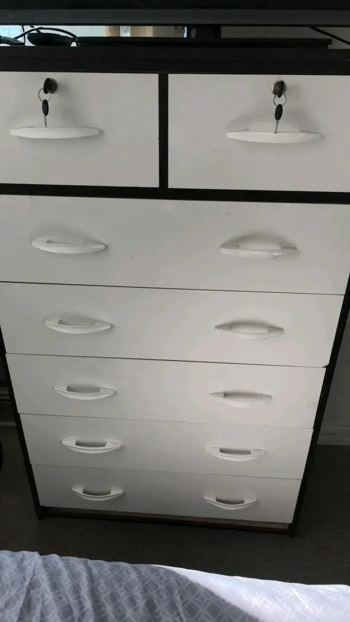 Cómoda de madera blanca con cajones - 1