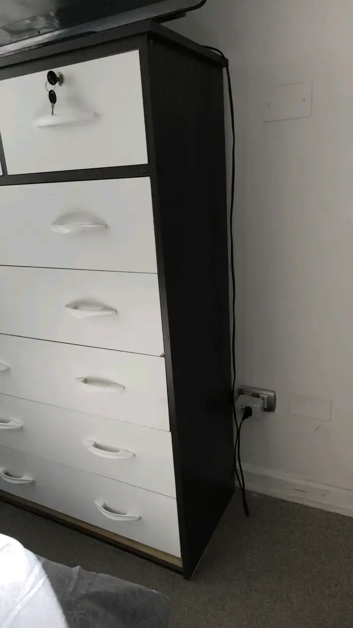 Cómoda de madera blanca con cajones - 2
