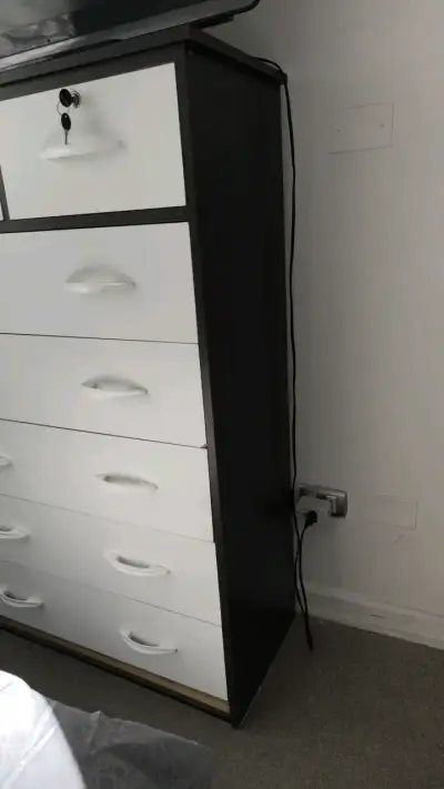 Cómoda de madera blanca con cajones - miniatura 2