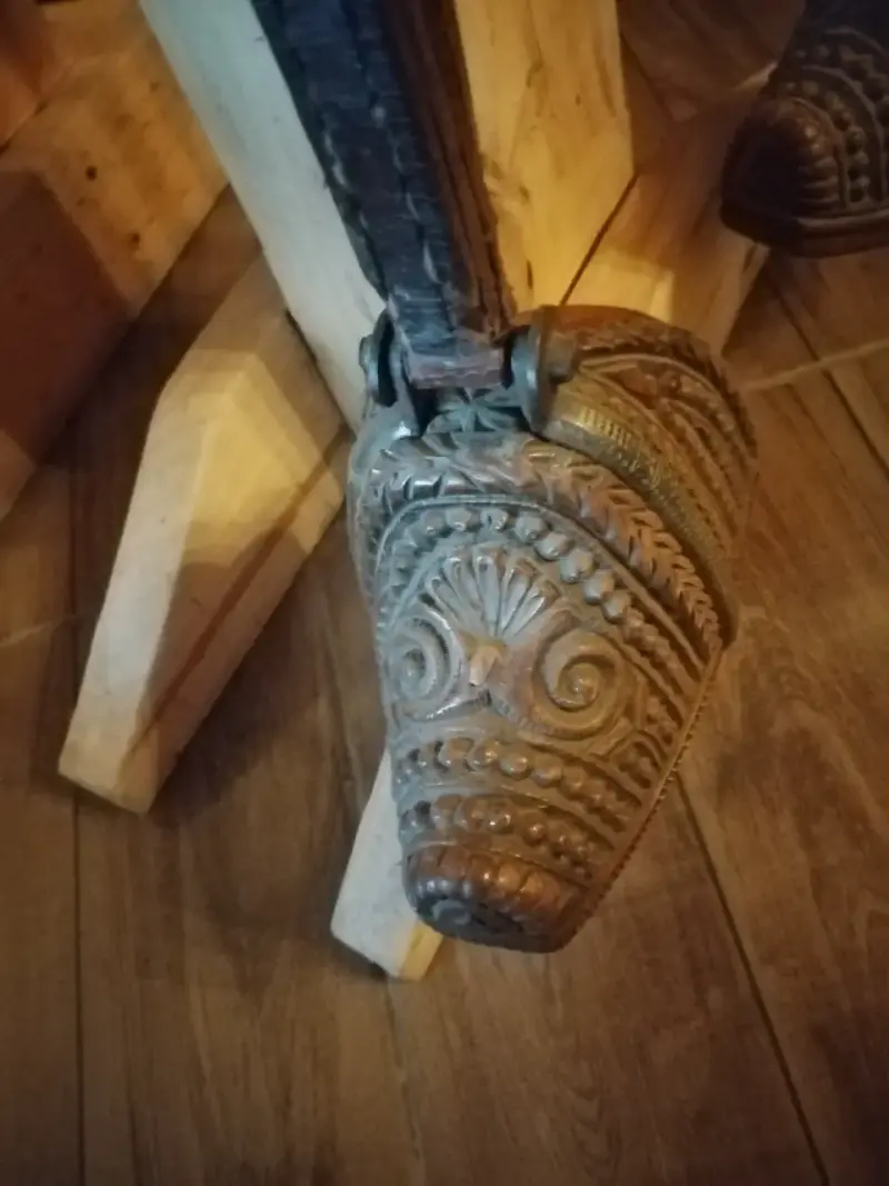 Estribo de cuero y metal tallado artesanal - 1