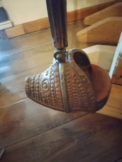 Estribo de cuero y metal tallado artesanal - miniatura 3
