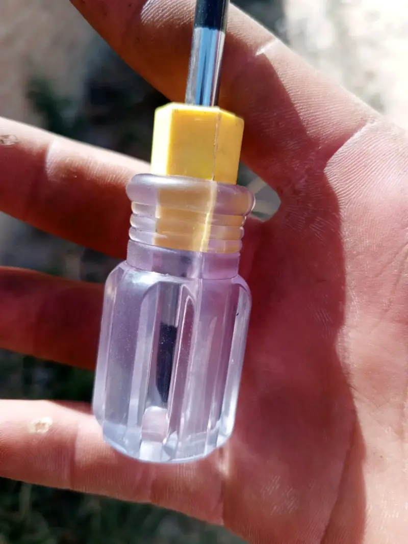 Destornillador plano pequeño con mango transparente