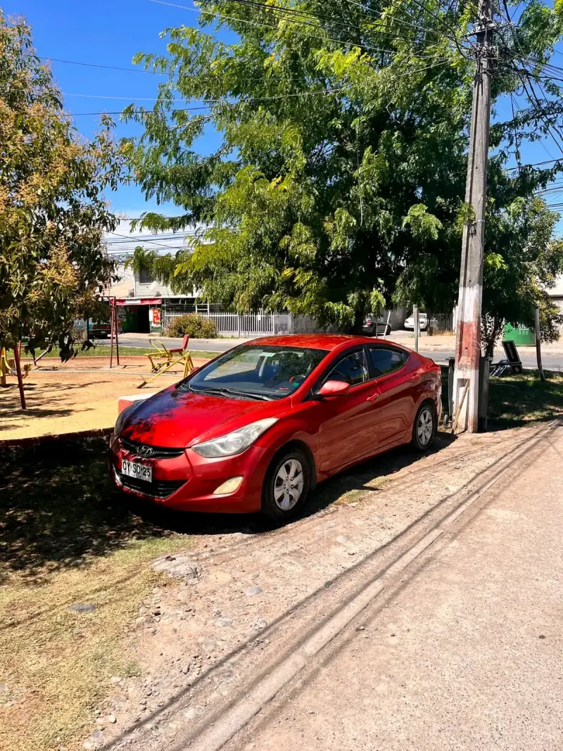 Auto sedán rojo en buen estado