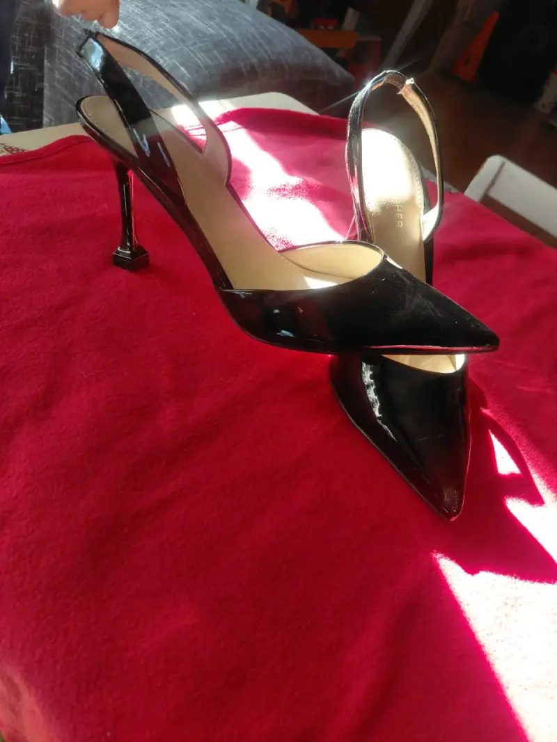 Tacones negros de charol elegantes - 1