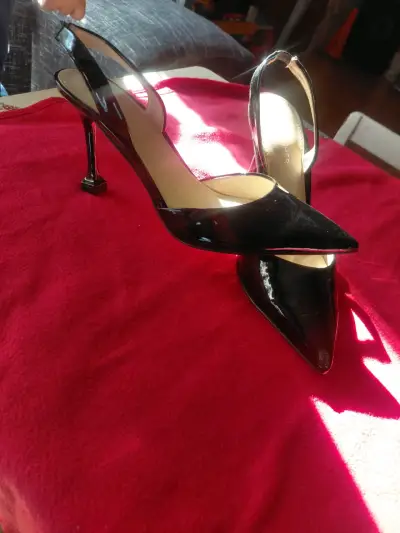 Tacones negros de charol elegantes - miniatura 1