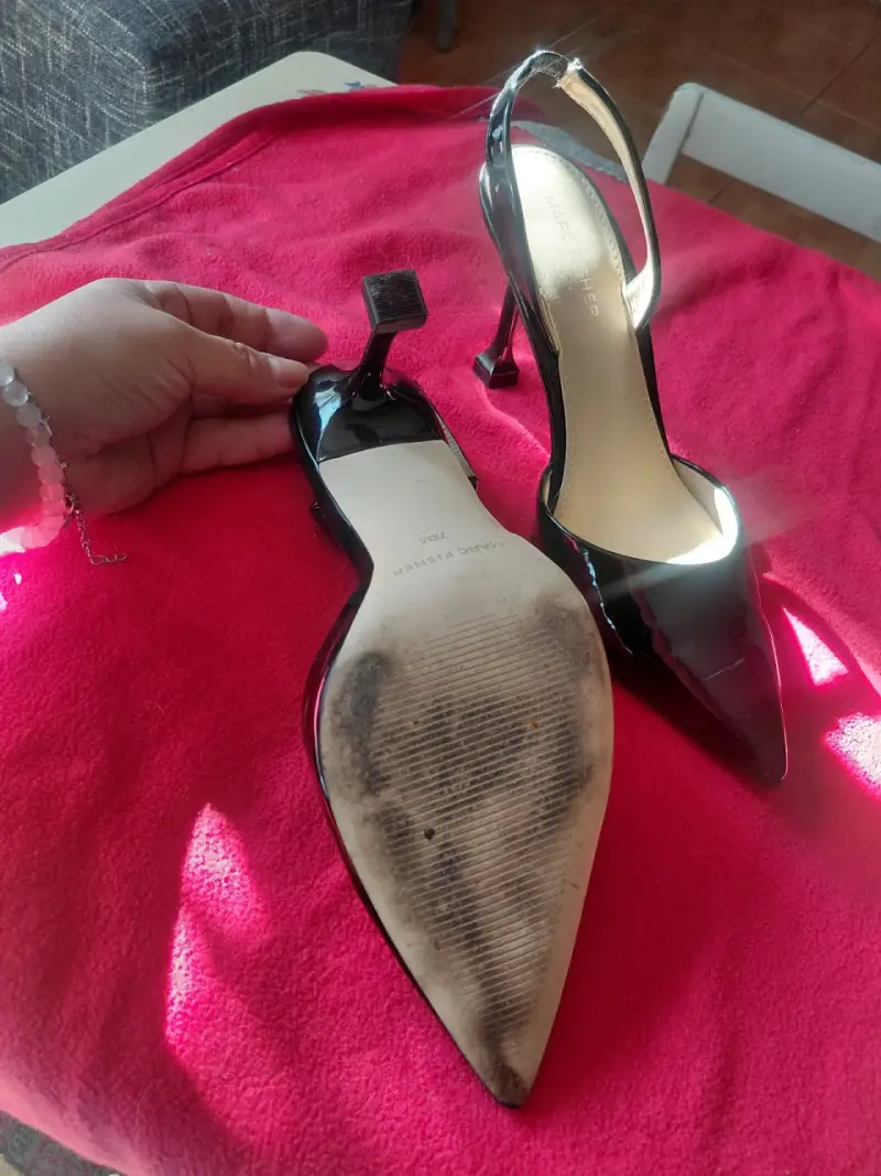 Tacones negros de charol elegantes - 5