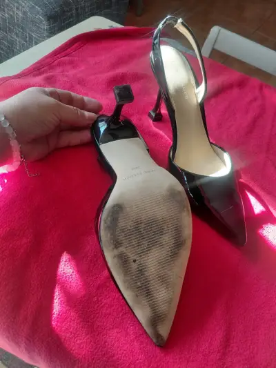 Tacones negros de charol elegantes - miniatura 5