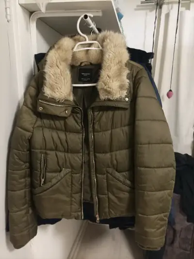 Chaqueta acolchada verde con cuello de piel sintética - miniatura 1