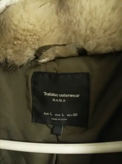 Chaqueta acolchada verde con cuello de piel sintética - miniatura 2