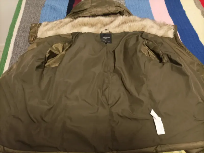 Chaqueta acolchada verde con cuello de piel sintética - 3