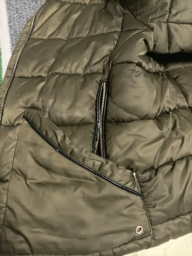 Chaqueta acolchada verde con cuello de piel sintética - 4