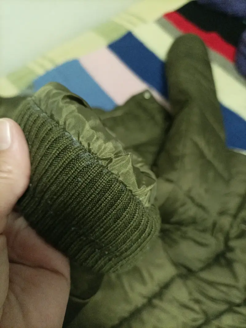 Chaqueta acolchada verde con cuello de piel sintética - 5