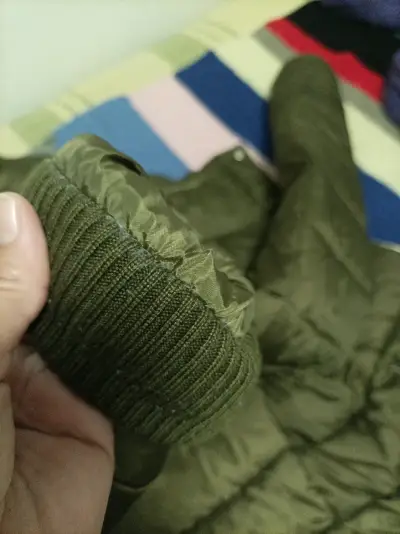 Chaqueta acolchada verde con cuello de piel sintética - miniatura 5