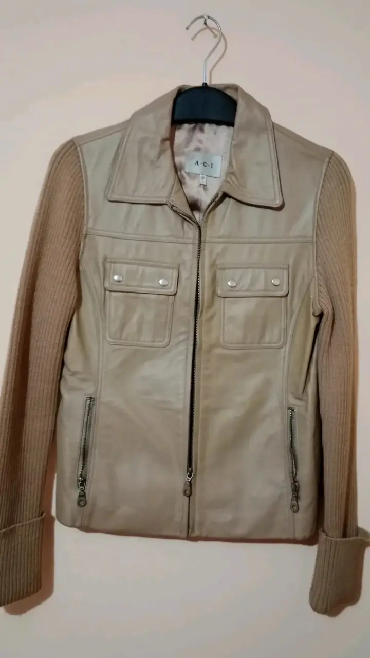 Chaqueta beige con mangas de punto A-C-I