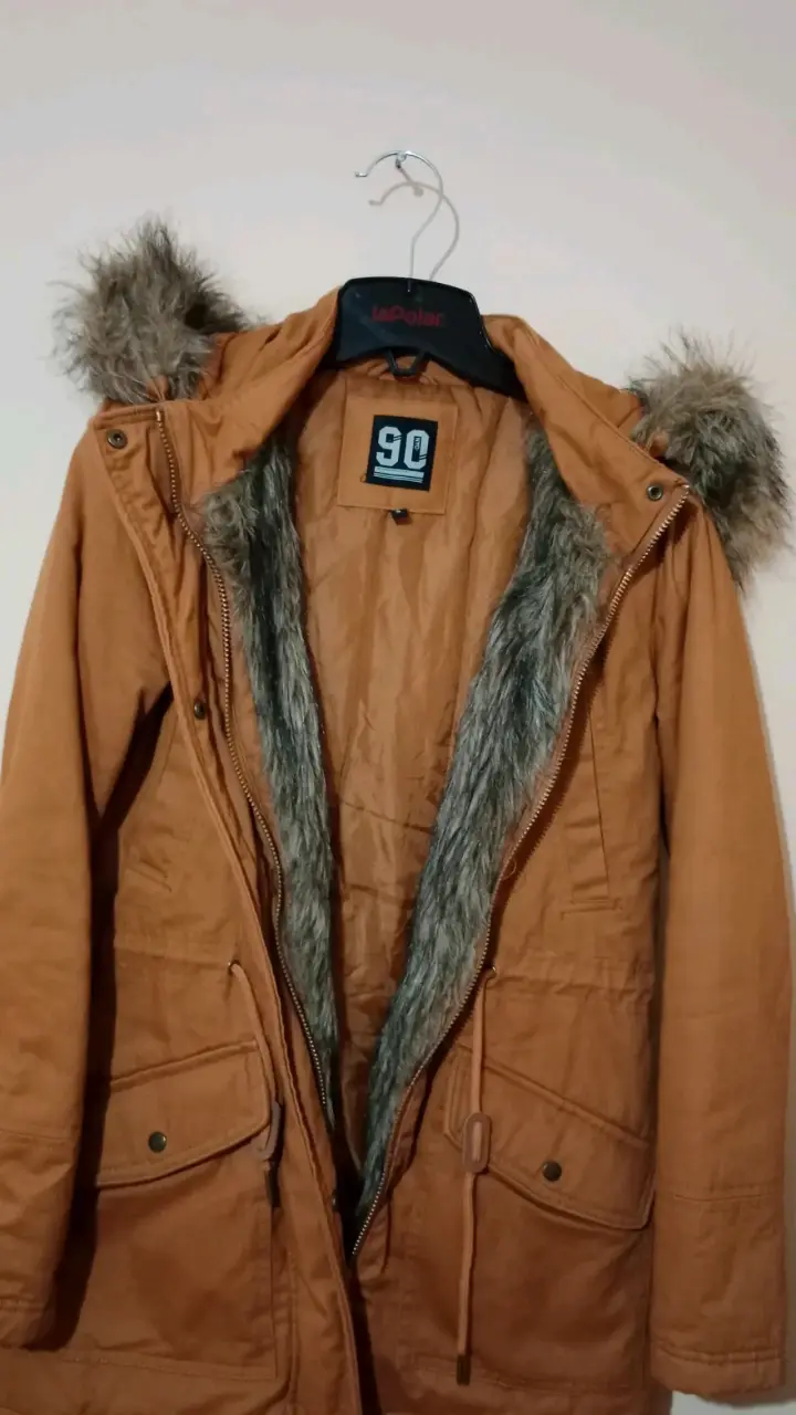Parka marrón con capucha de piel sintética