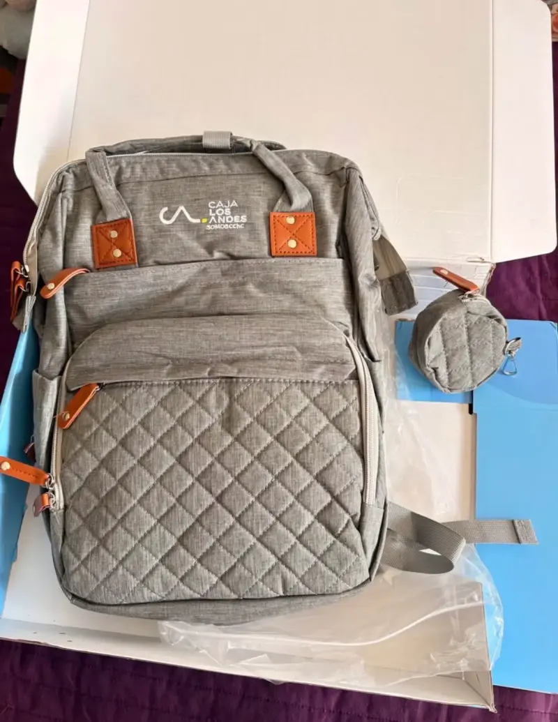 Mochila maternal gris con diseño acolchado