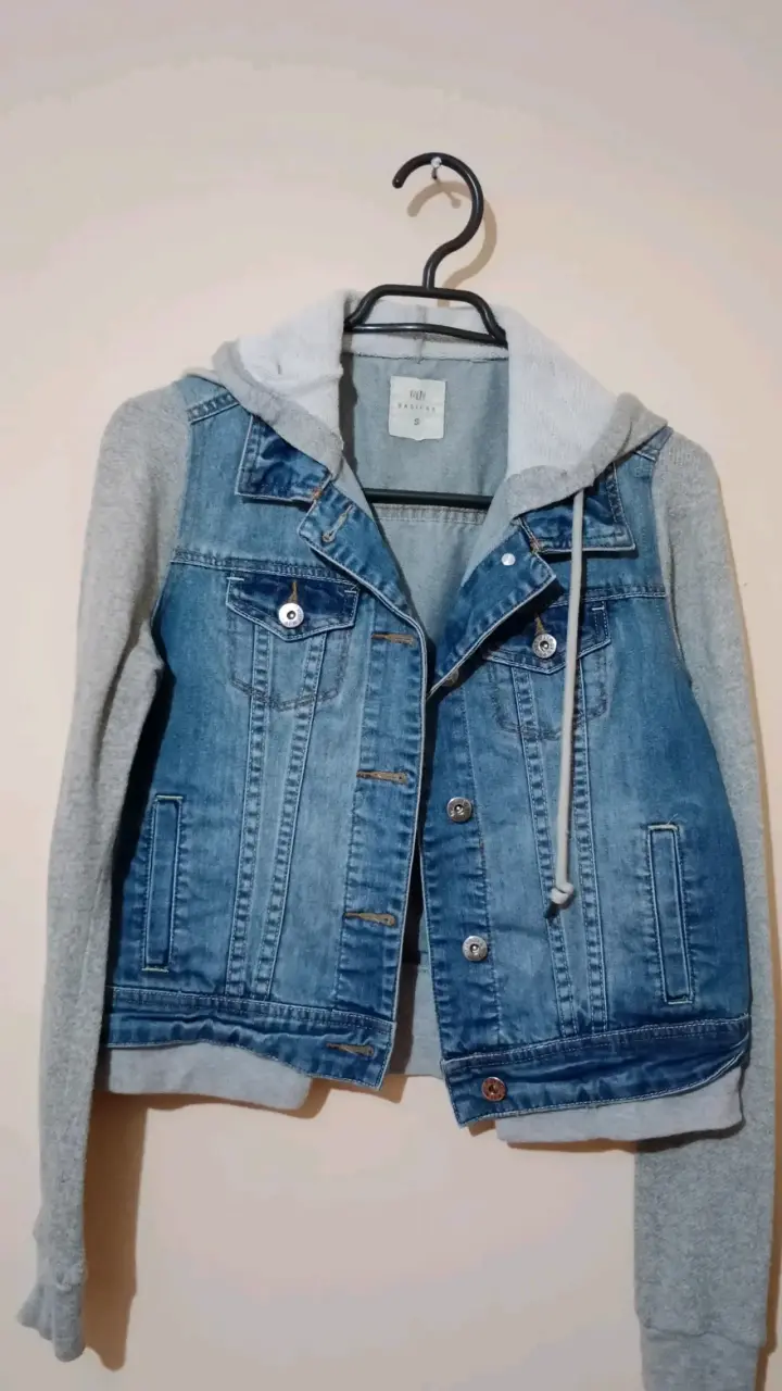 Chaqueta de mezclilla con capucha gris