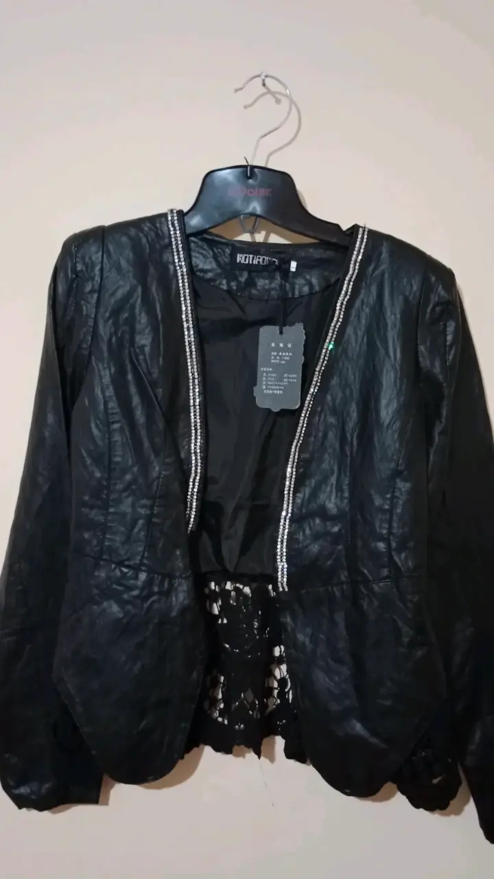 Chaqueta negra con detalles brillantes