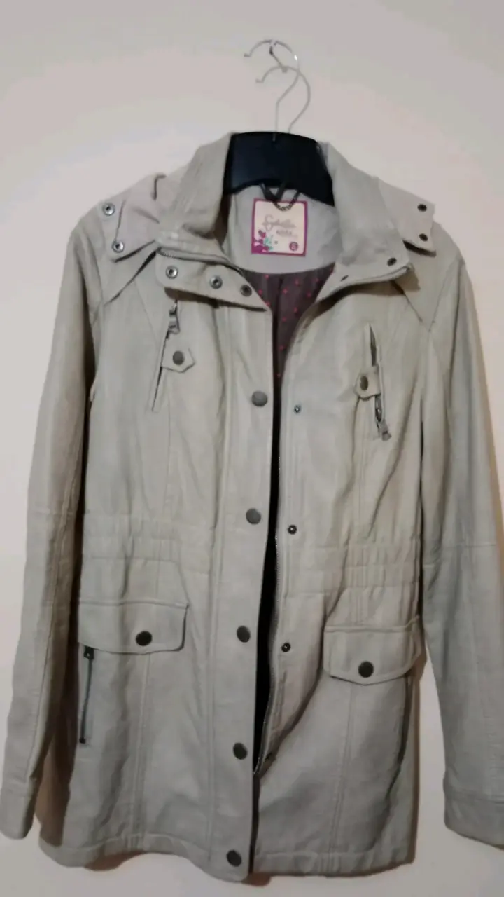 Chaqueta beige con capucha desmontable