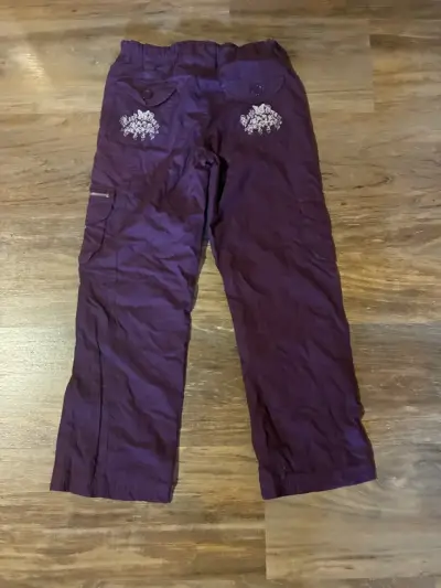 Pantalones cargo morados con diseño de mariposa - miniatura 2