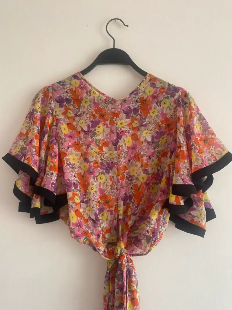 Blusa floral con lazo y volantes - 1