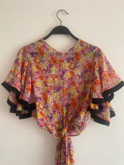 Blusa floral con lazo y volantes - miniatura 1
