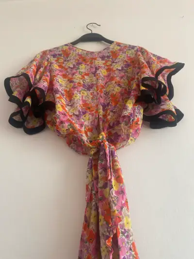 Blusa floral con lazo y volantes - miniatura 2