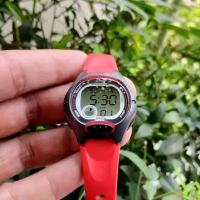 Reloj digital Casio MR resistente al agua - miniatura 2