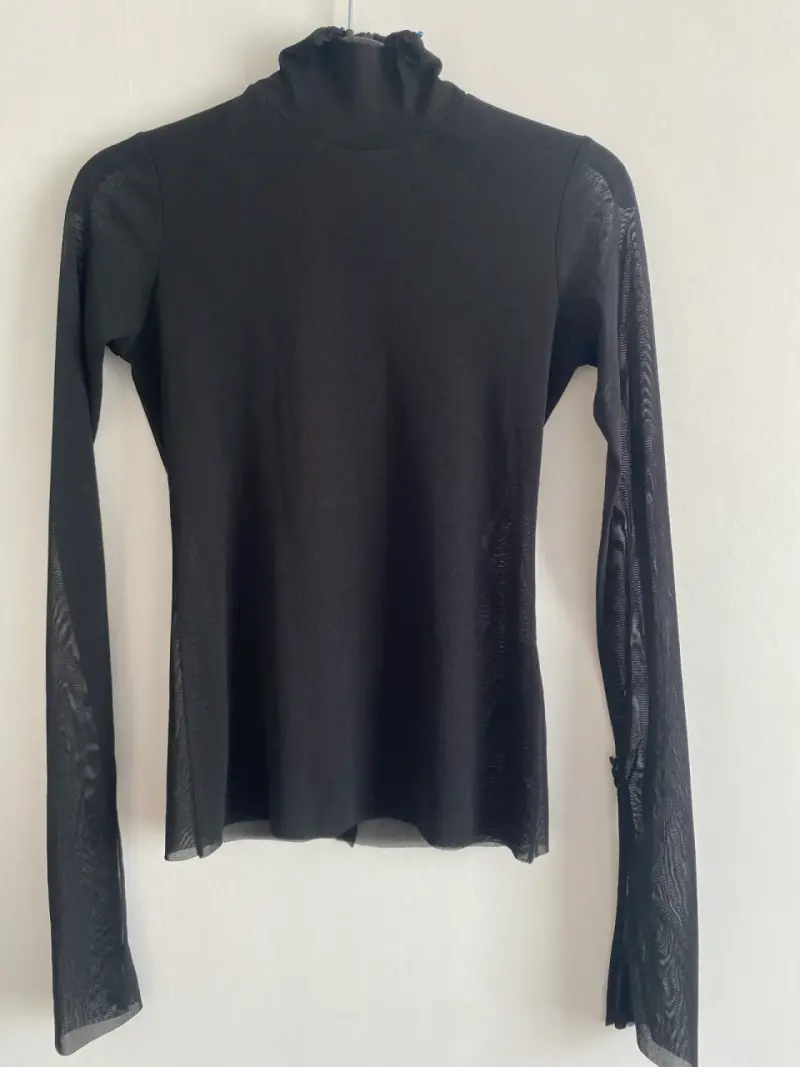 Blusa Negra de malla con cuello alto - 1