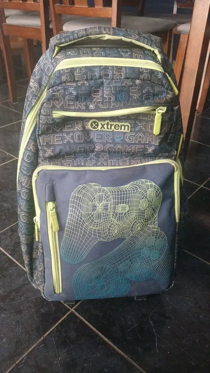 Mochila Xtrem gamer con diseño de control - 1