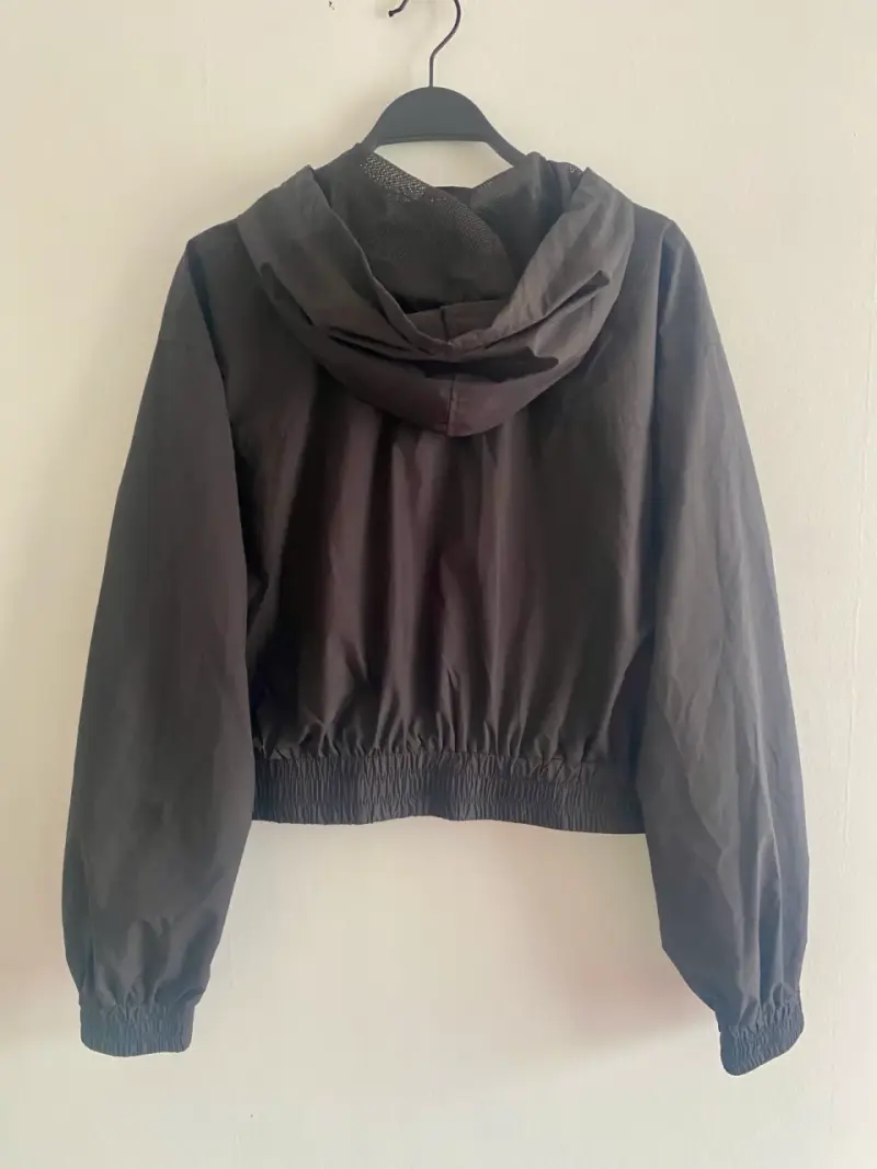Chaqueta cortaviento negra con capucha - 2