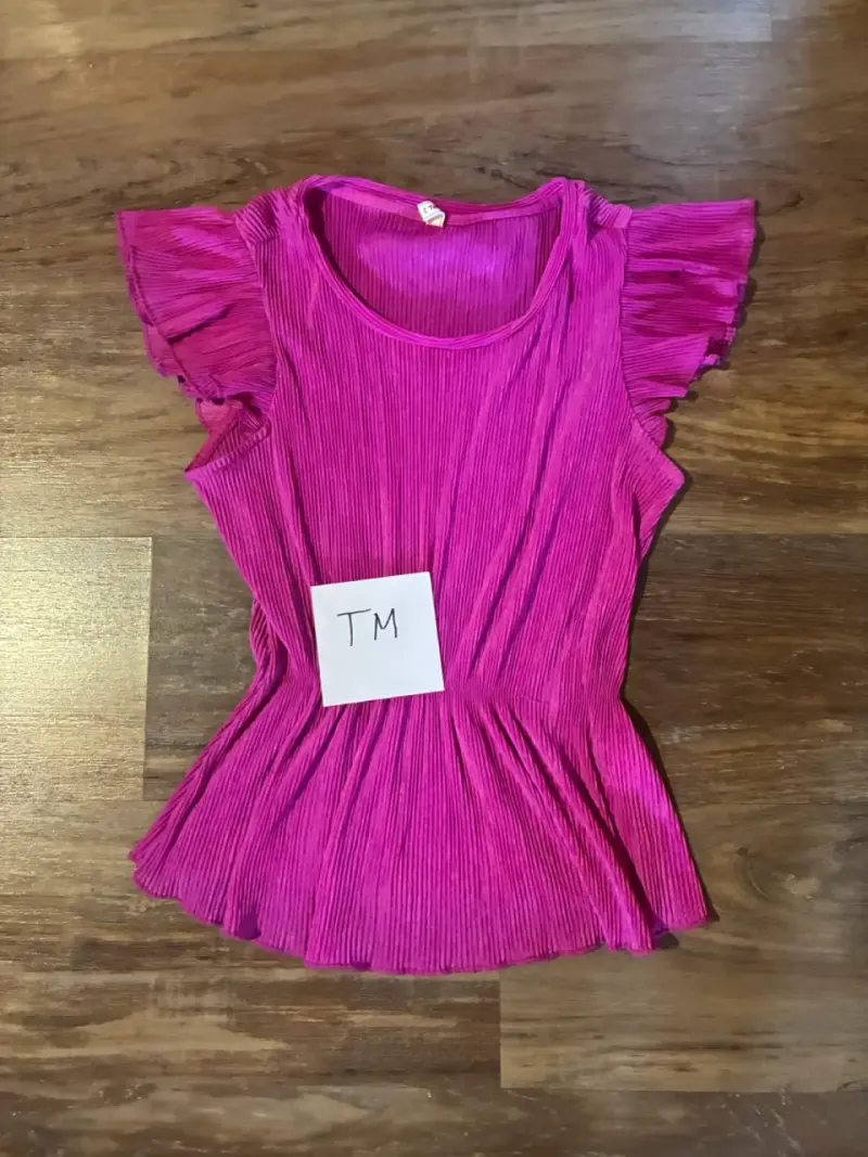 Blusa fucsia con volantes en mangas talla M - 1