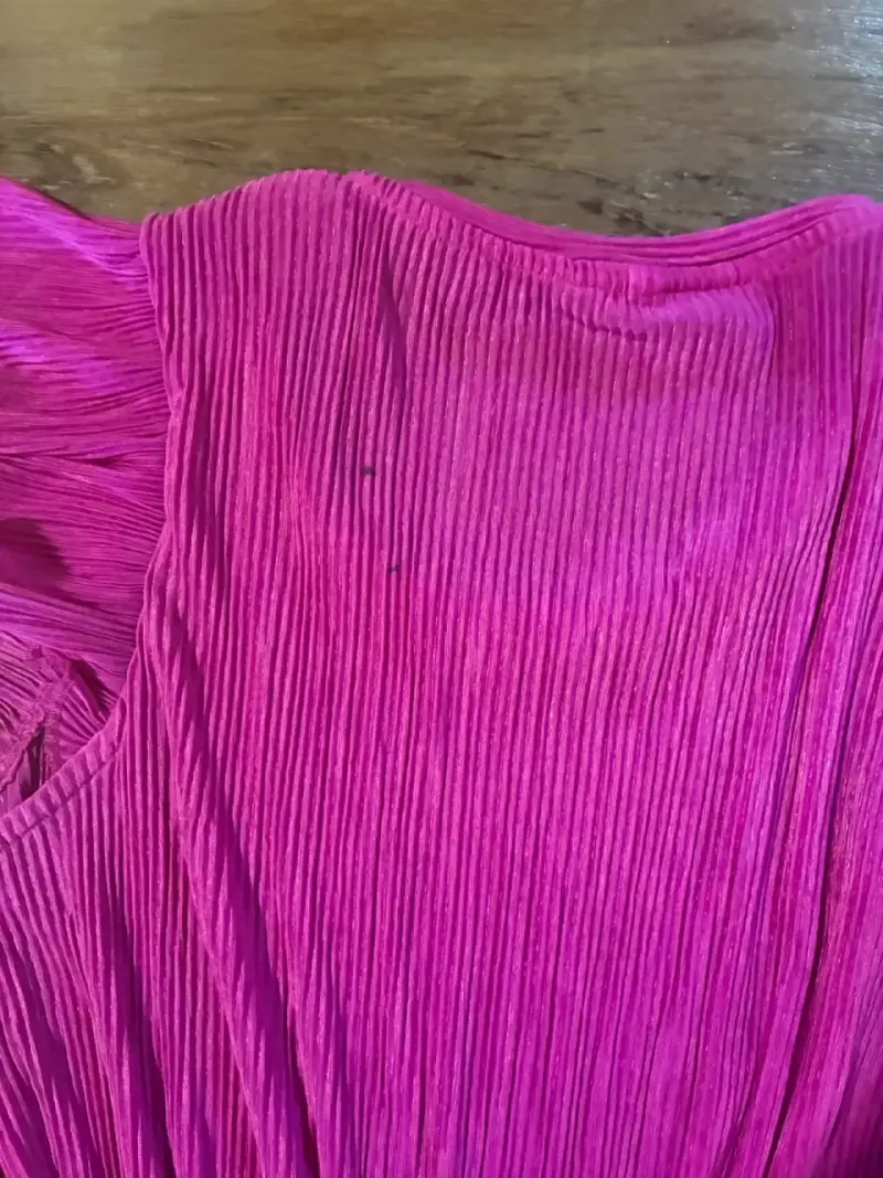 Blusa fucsia con volantes en mangas talla M - 3